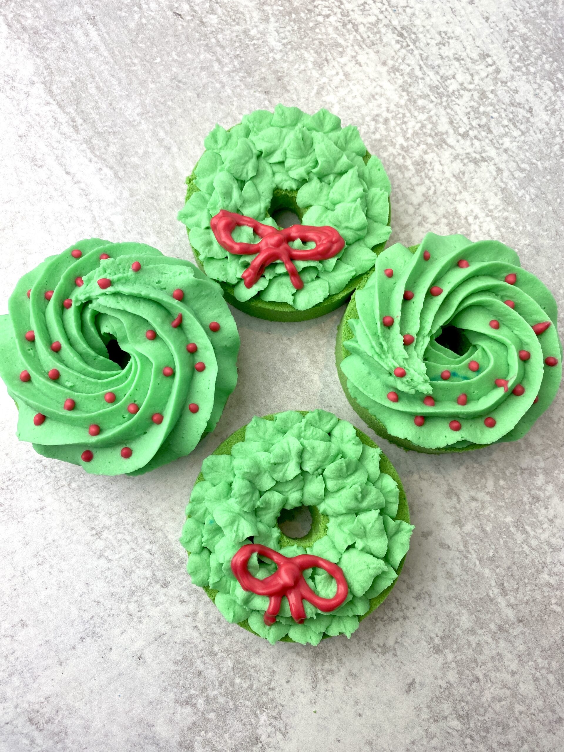 Holiday Wreath Bath Bombs with Bubble Bar Frosting